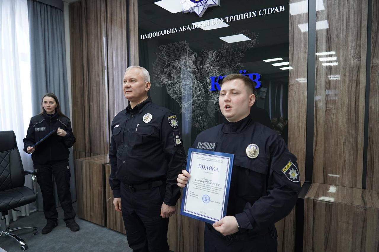 На ректораті відзначили подяками слухачів КЦППП «Академія поліції»
