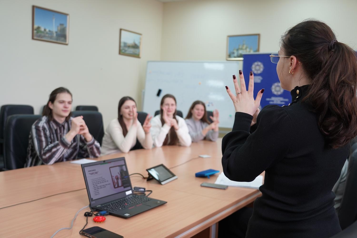 Засідання гуртка «Науковий діалог: мова, жест і право» у форматі тренінгу із жестової мови