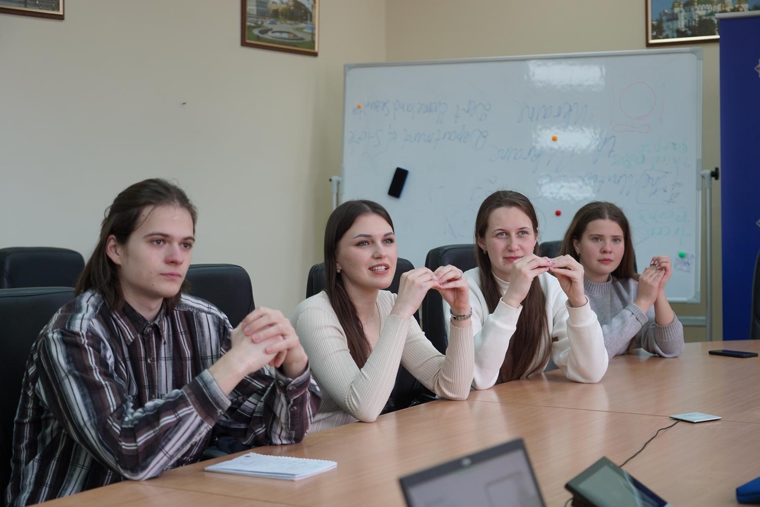 Засідання гуртка «Науковий діалог: мова, жест і право» у форматі тренінгу із жестової мови