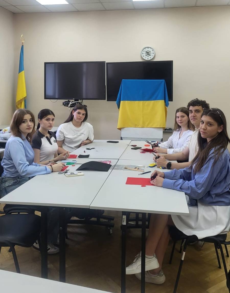Символ, що об’єднує покоління: студенти долучилися до патріотичного флешмобу пам’яті