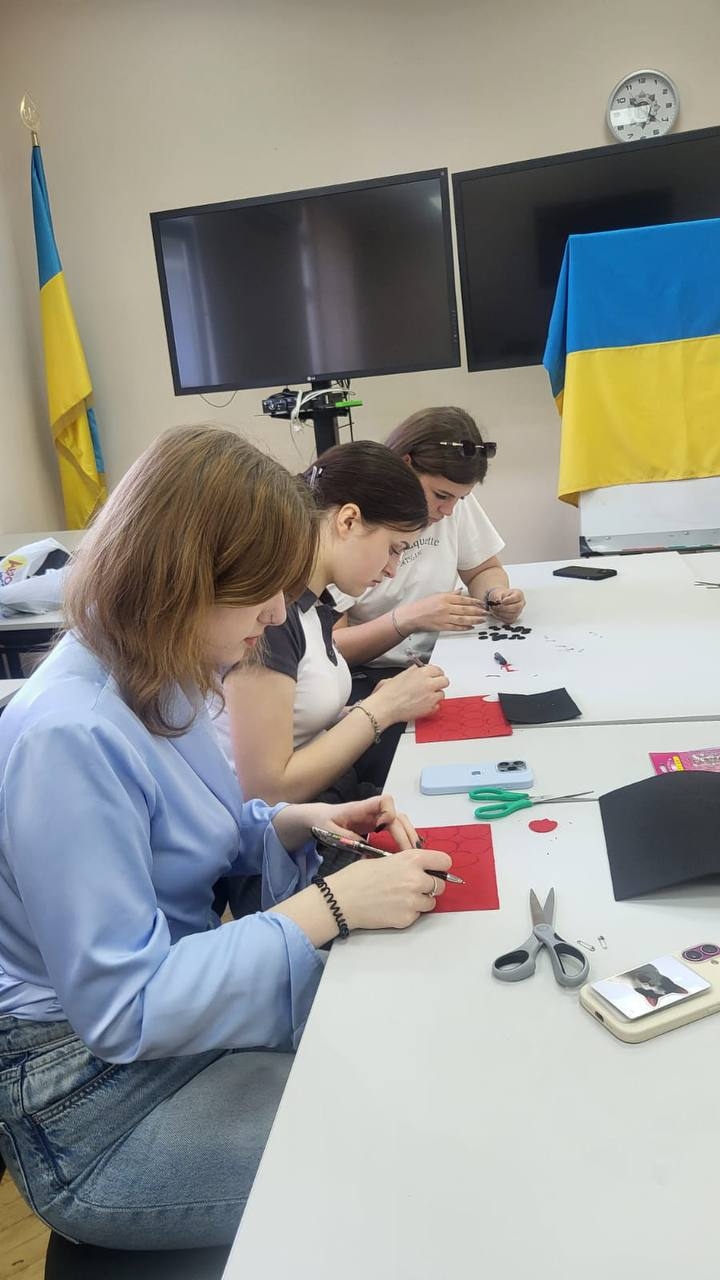 Символ, що об’єднує покоління: студенти долучилися до патріотичного флешмобу пам’яті