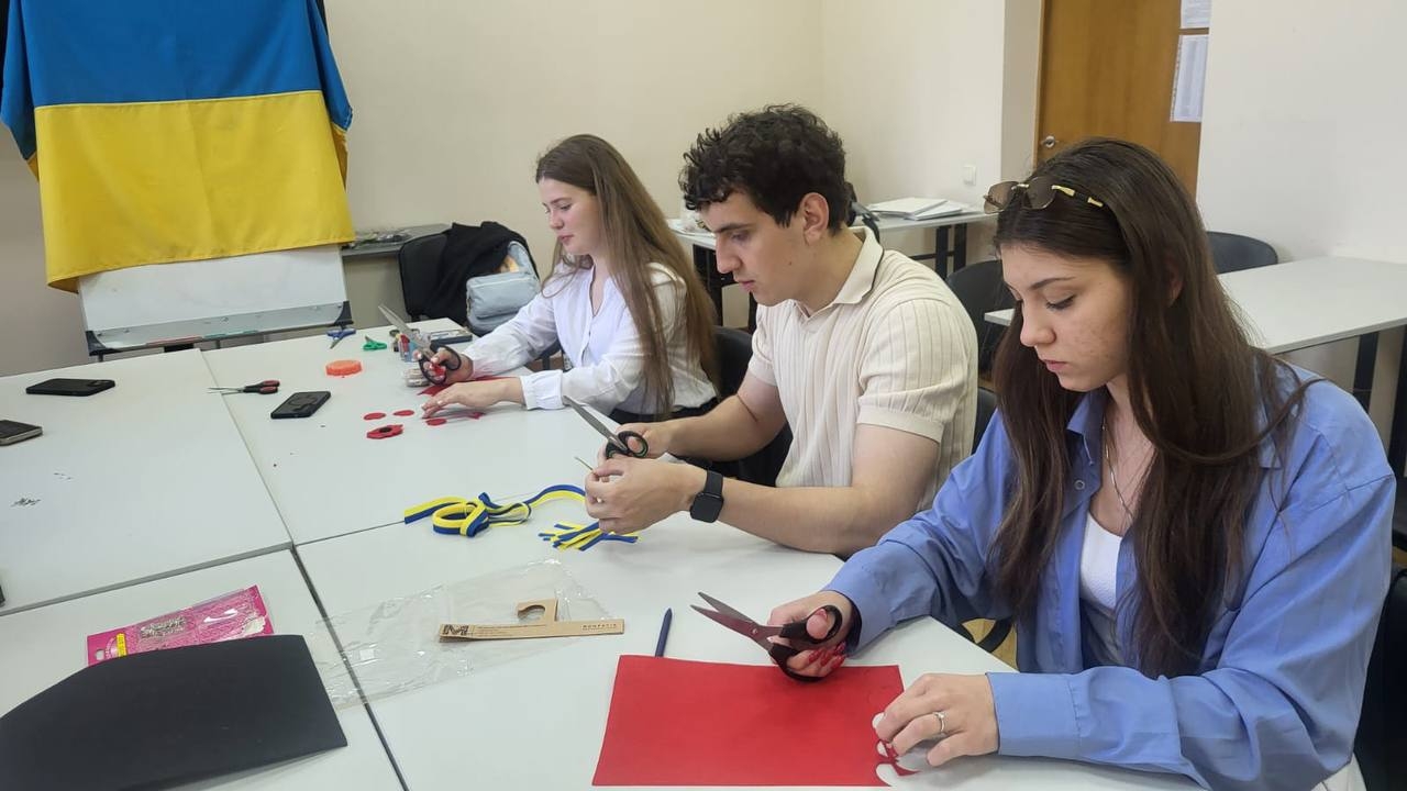Символ, що об’єднує покоління: студенти долучилися до патріотичного флешмобу пам’яті