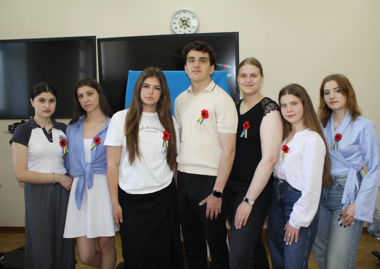 Символ, що об’єднує покоління: студенти долучилися до патріотичного флешмобу пам’яті