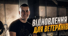 Викладач кафедри спеціальної фізичної підготовки проводить тренування для ветеранів