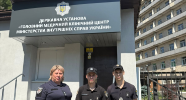 Незламні: курсанти НАВС відвідали поранених правоохоронців у госпіталі