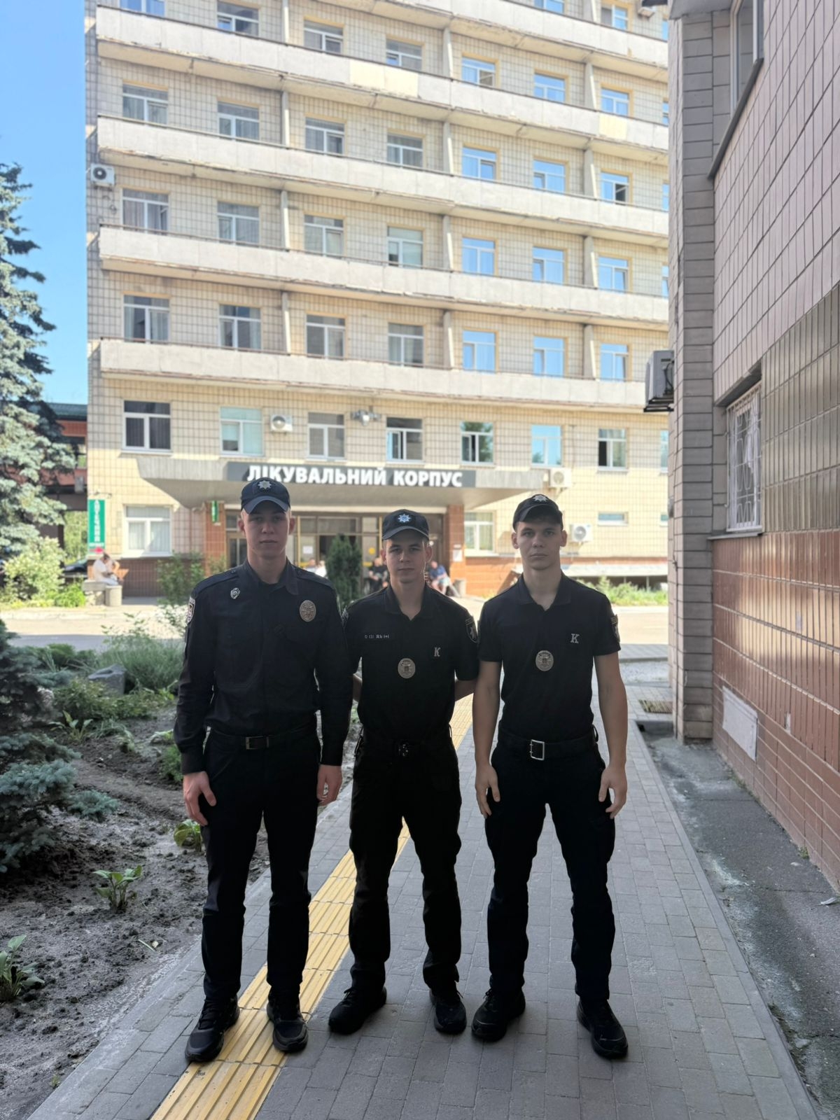 Незламні: курсанти НАВС відвідали поранених правоохоронців у госпіталі