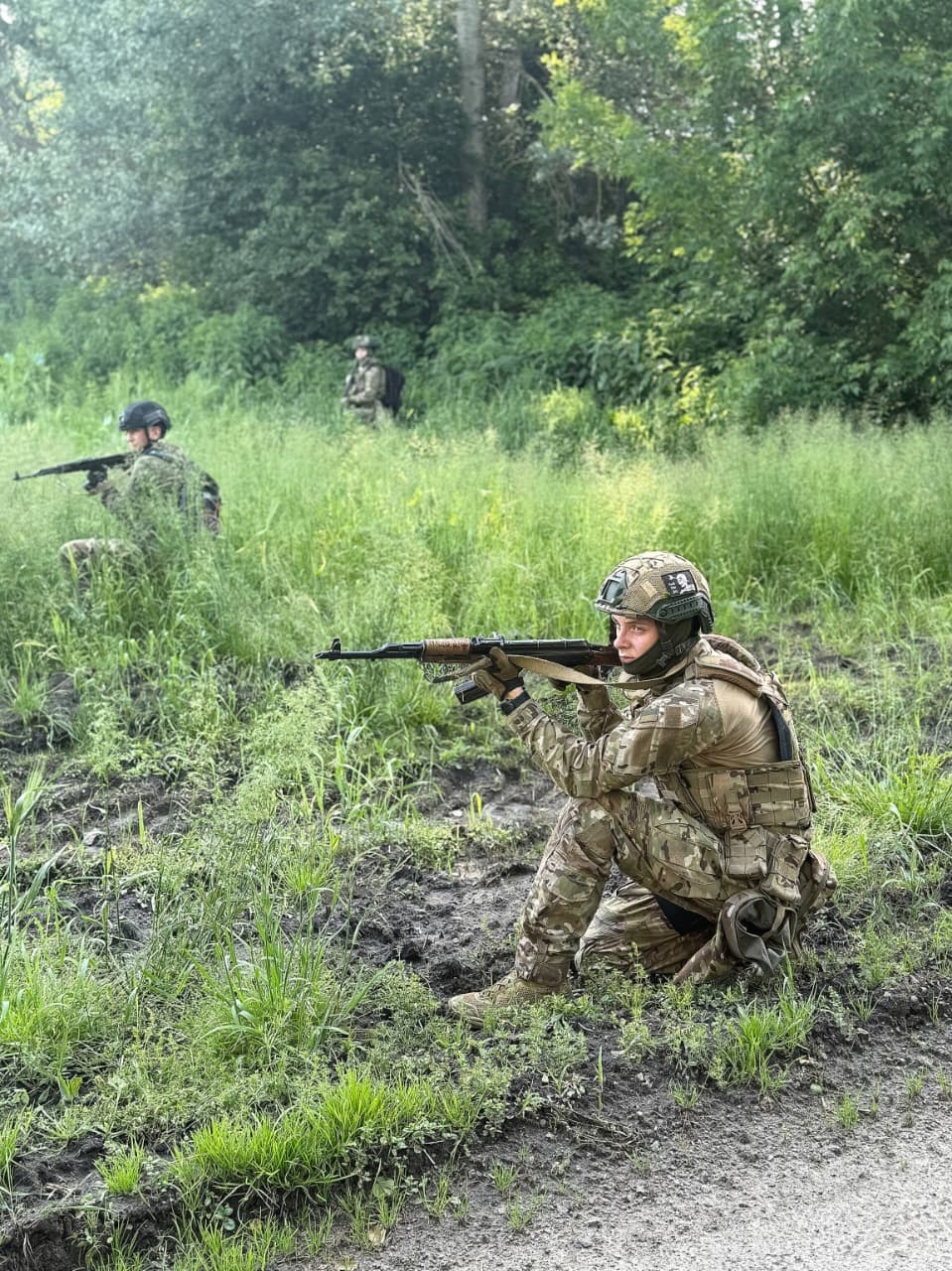 Тактичний вишкіл: марш-кидок і нейтралізація загрози для майбутніх офіцерів поліції
