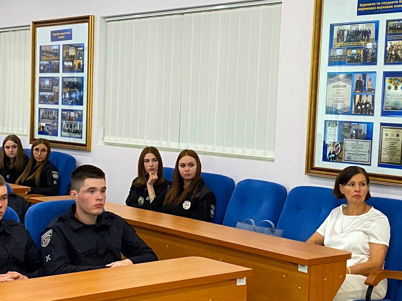 Український правопис як стандарт державної мови: у НАВС відбувалася лекція для державних службовців і курсантів
