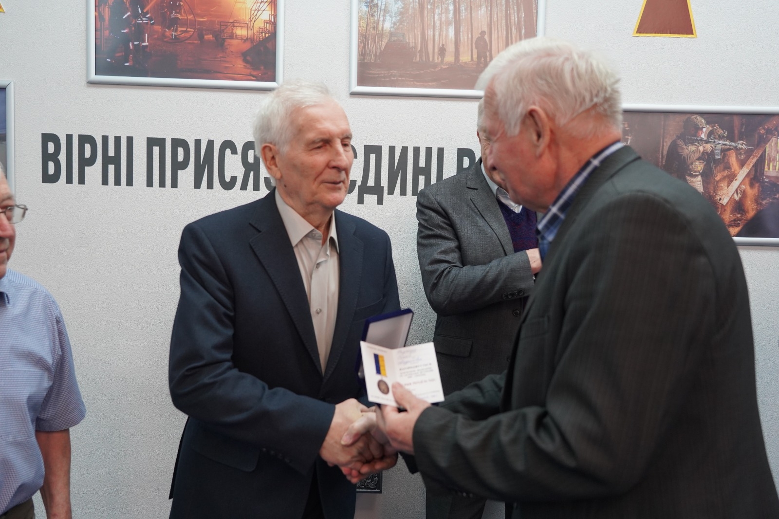 Рада ветеранів НАВС вручила пам’ятну відзнаку ліквідатору аварії на ЧАЕС