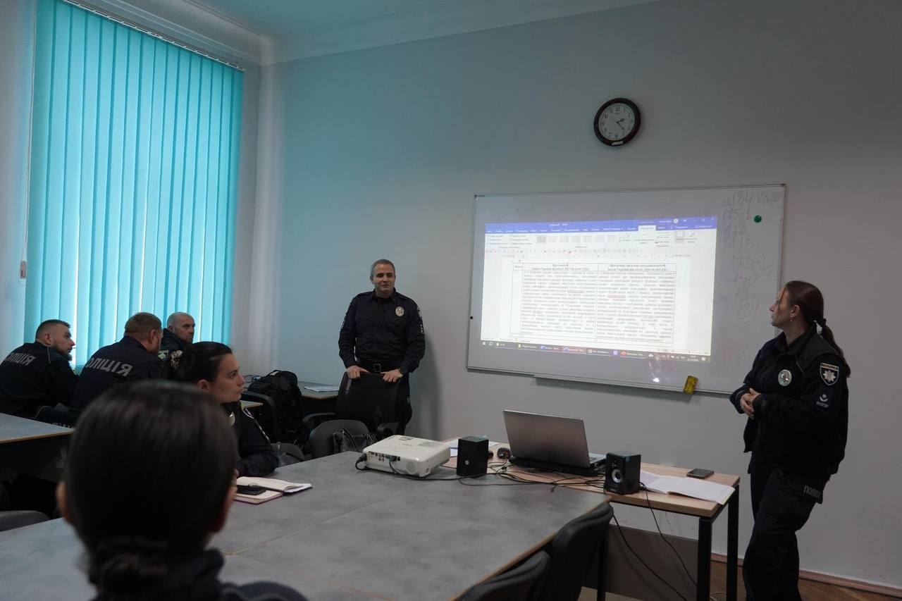 Бінарне заняття для поліцейських Служби освітньої безпеки