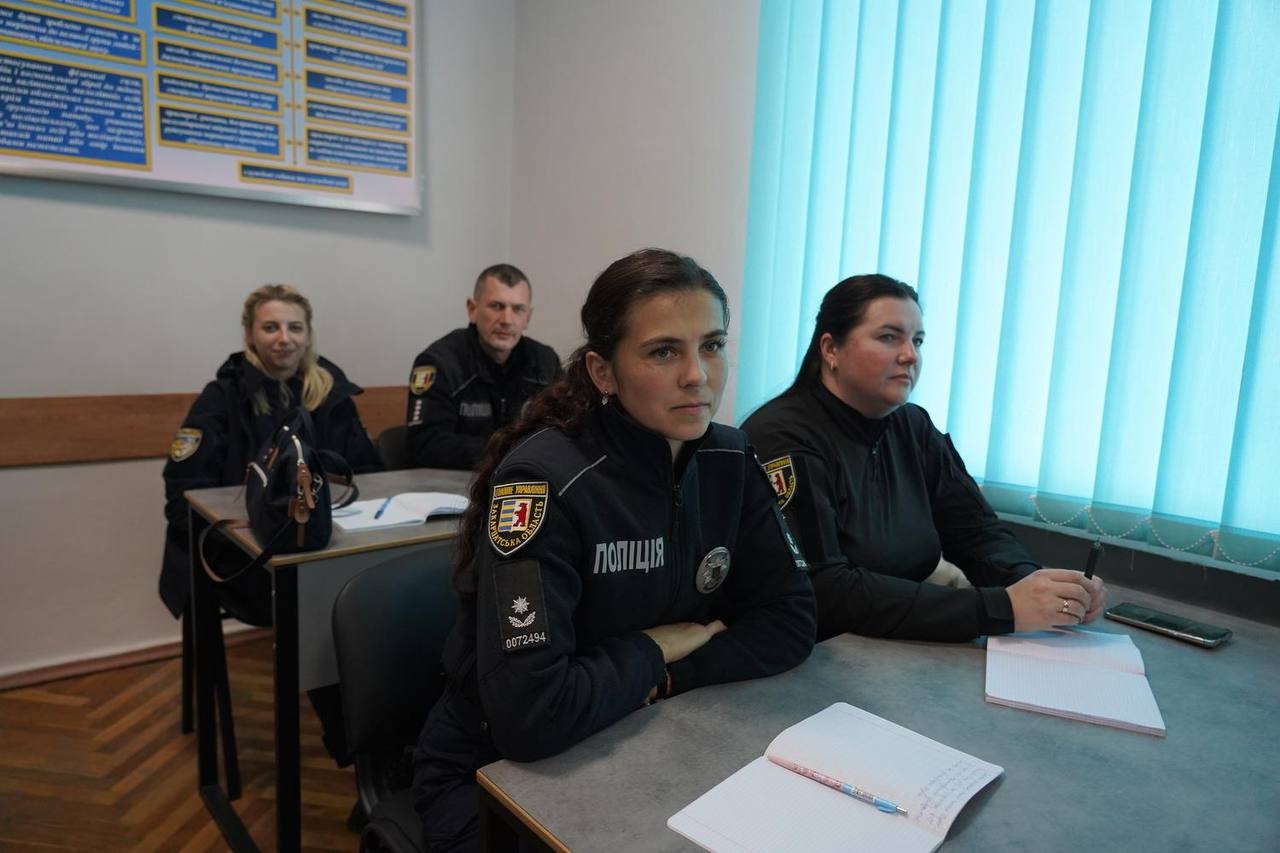 Бінарне заняття для поліцейських Служби освітньої безпеки