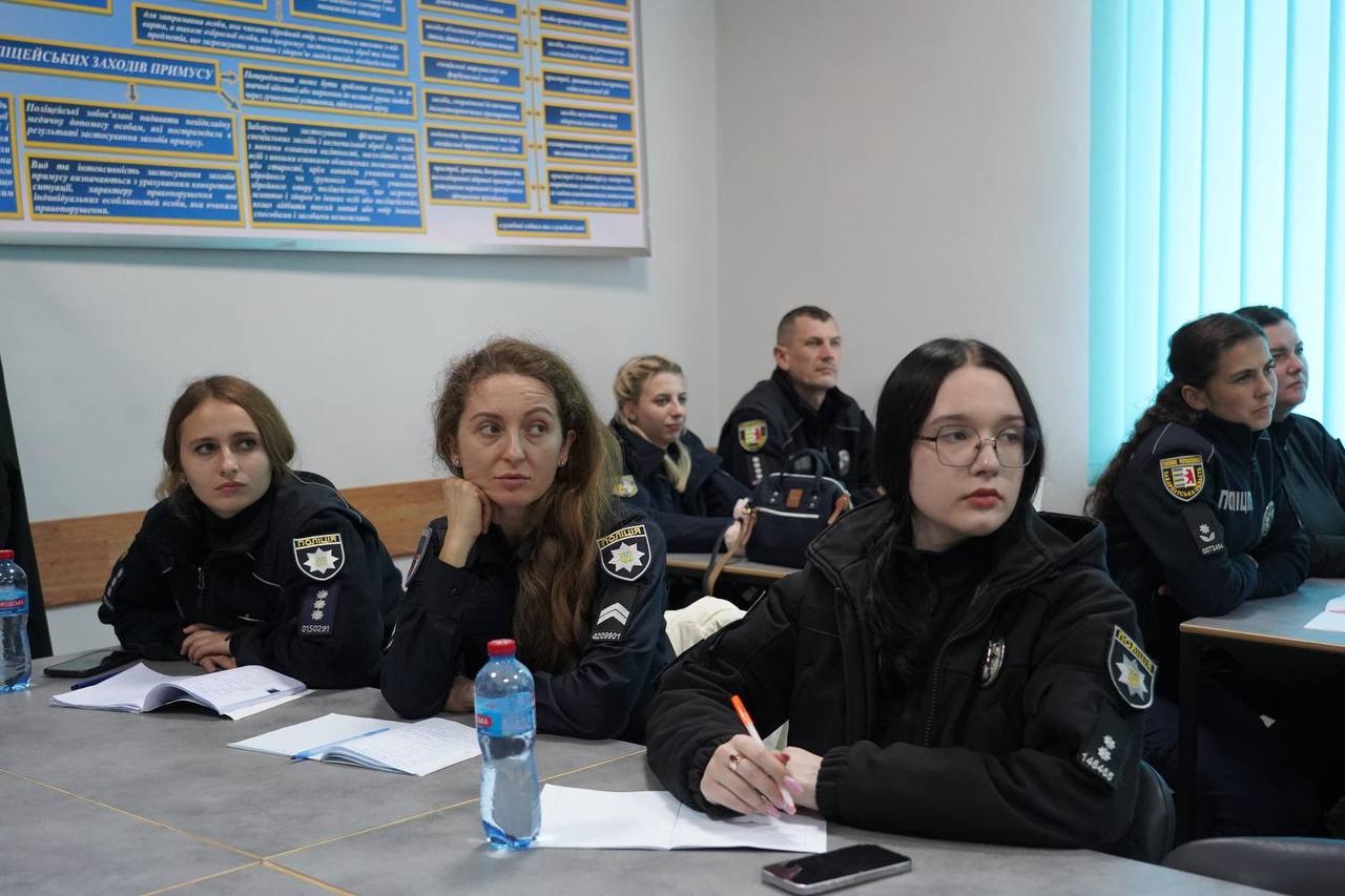 Бінарне заняття для поліцейських Служби освітньої безпеки