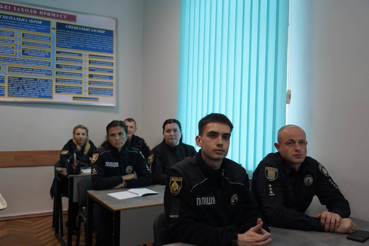 Бінарне заняття для поліцейських Служби освітньої безпеки