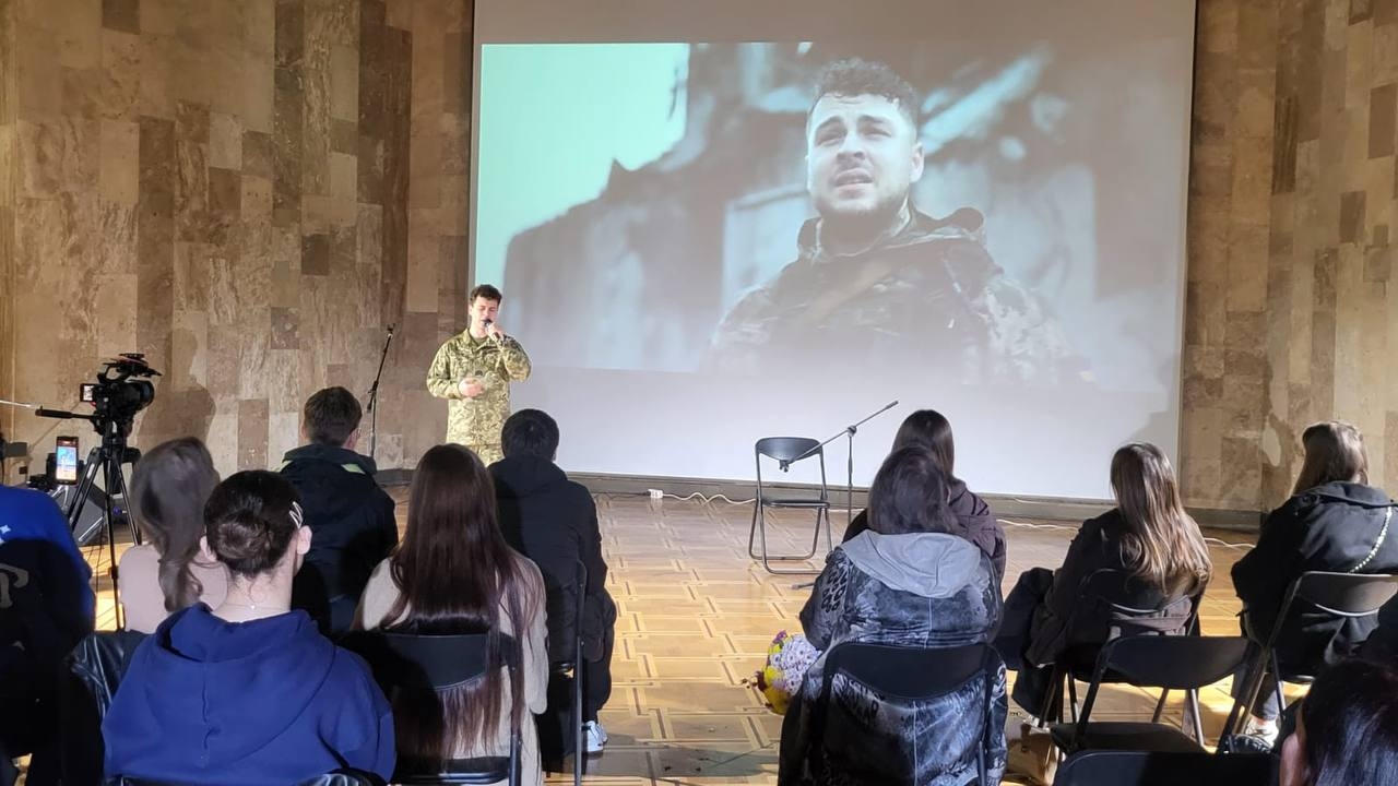 Слово, що гартує націю: студенти відвідали захід «Поетика війни» за участю ветеранів, волонтерів і митців