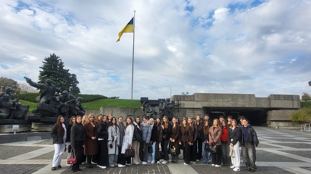Слово, що гартує націю: студенти відвідали захід «Поетика війни» за участю ветеранів, волонтерів і митців