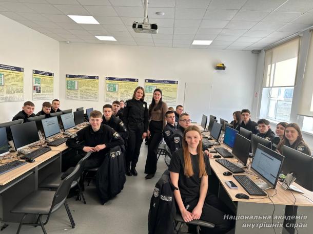 Бінарні заняття за участю працівника практичного підрозділу Національної поліції України