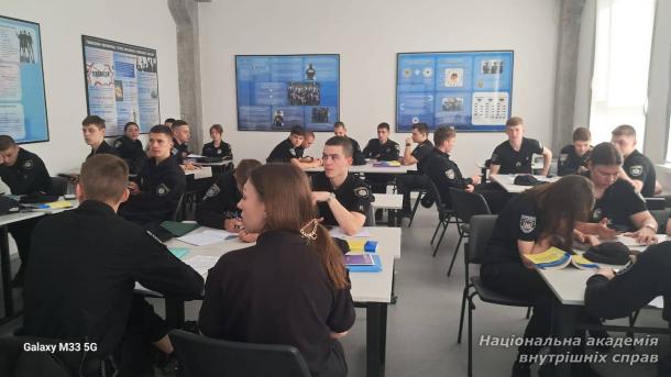 Практика, що формує професіоналів: бінарне заняття з адміністративного права та документознавства в НАВС