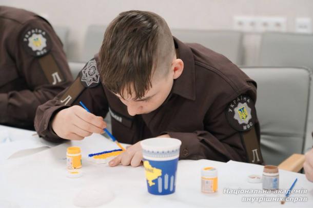 Ліцеїсти Київського ліцею МВС створили символічну арткомпозицію до Дня захисників і захисниць України