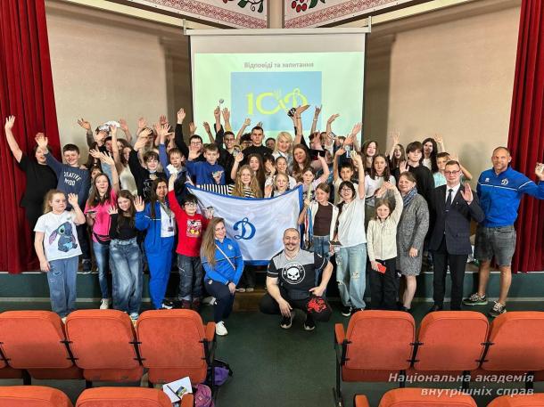 «Динамо — дітям України»: поліцейські та спортсмени надихають молодь прикладом сили і звитяги
