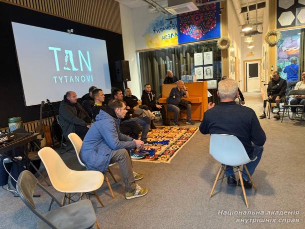 Підтримка ветеранів: інструктори безбар’єрної автошколи МВС завітали до центру TYTANOVI Підтримка ветеранів: інструктори безбар’єрної автошколи МВС завітали до центру TYTANOVI