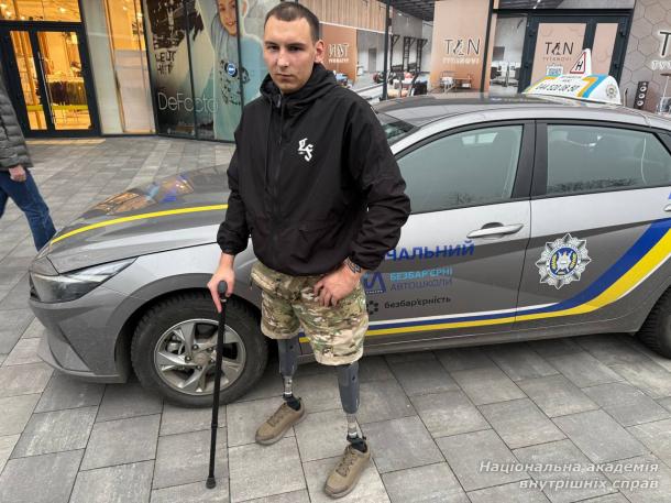 Підтримка ветеранів: інструктори безбар’єрної автошколи МВС завітали до центру TYTANOVI Підтримка ветеранів: інструктори безбар’єрної автошколи МВС завітали до центру TYTANOVI