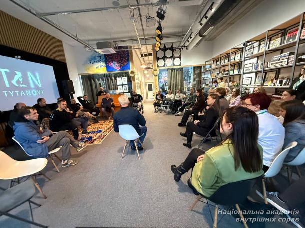 Підтримка ветеранів: інструктори безбар’єрної автошколи МВС завітали до центру TYTANOVI Підтримка ветеранів: інструктори безбар’єрної автошколи МВС завітали до центру TYTANOVI