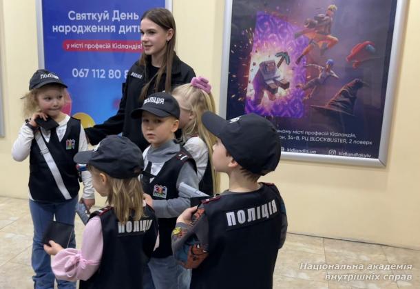 Курсанти ННІПД провели інтерактивний захід для дітей у форматі правової гри Курсанти ННІПД провели інтерактивний захід для дітей у форматі правової гри