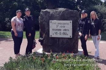 Історія назви вулиці Народного ополчення та екскурсія курсантів до пам'ятного знаку 3-ї лінії оборони Києва.