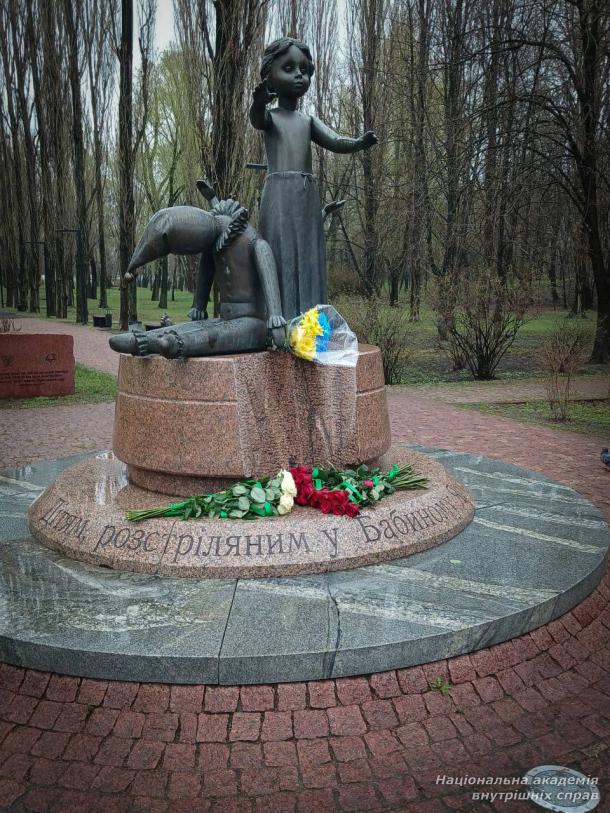 Курсанти НАВС вшанували памʼять жертв трагедії в Бабиному Яру