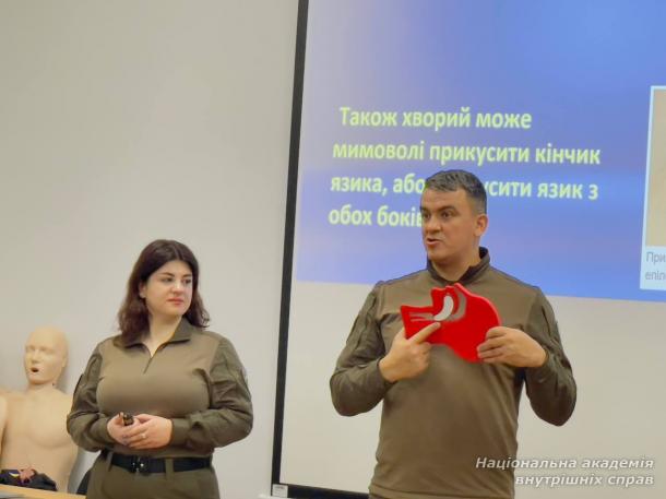 Практичний тренінг з домедичної допомоги: майбутніх фахівців НАВС навчали алгоритму дій під час епілептичного нападу Практичний тренінг з домедичної допомоги: майбутніх фахівців НАВС навчали алгоритму дій під час епілептичного нападу