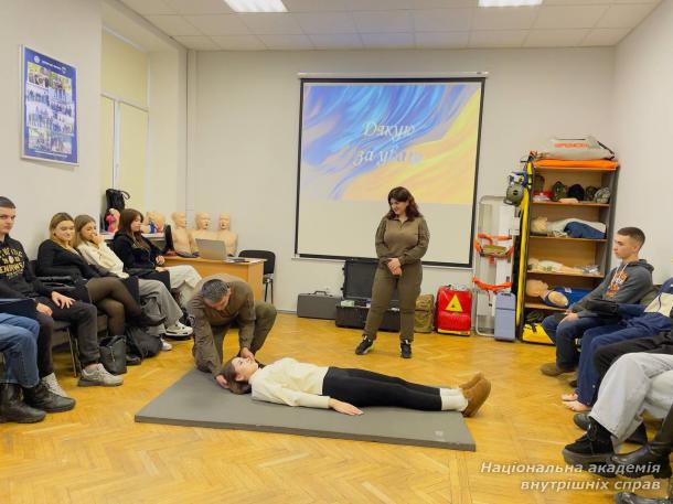 Практичний тренінг з домедичної допомоги: майбутніх фахівців НАВС навчали алгоритму дій під час епілептичного нападу Практичний тренінг з домедичної допомоги: майбутніх фахівців НАВС навчали алгоритму дій під час епілептичного нападу