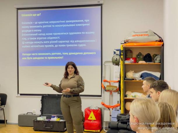 Практичний тренінг з домедичної допомоги: майбутніх фахівців НАВС навчали алгоритму дій під час епілептичного нападу Практичний тренінг з домедичної допомоги: майбутніх фахівців НАВС навчали алгоритму дій під час епілептичного нападу