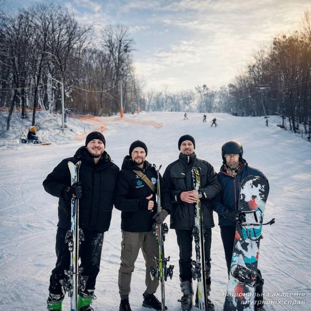 Лижне заняття на Голосіївській гірці для ветеранів: спорт, підтримка і здійснені мрії Лижне заняття на Голосіївській гірці для ветеранів: спорт, підтримка і здійснені мрії