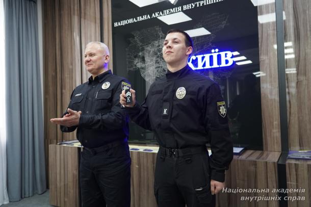 Курсант НАВС урятував життя киянки під час чергування в пункті Незламності 