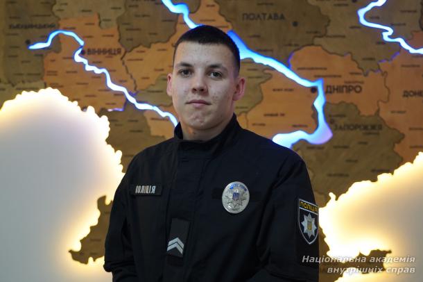 Курсант НАВС урятував життя киянки під час чергування в пункті Незламності 