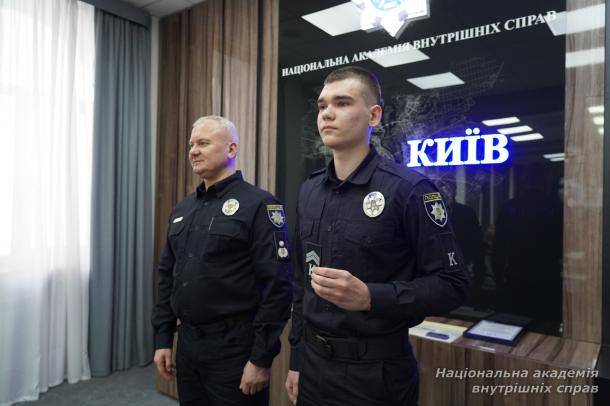 Курсант НАВС урятував життя киянки під час чергування в пункті Незламності 