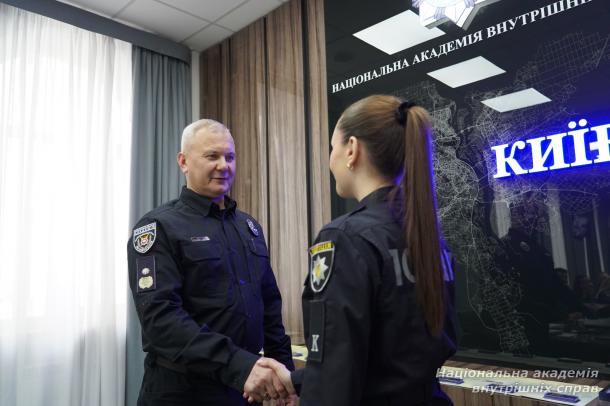 Курсант НАВС урятував життя киянки під час чергування в пункті Незламності 