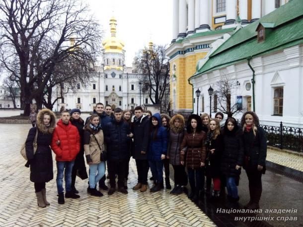„Наче казка, яку хтось мудрий і великий оповів,  застигла над рікою. Здалека біжать хвилі Дніпра і радісно плещуть, побачивши її”