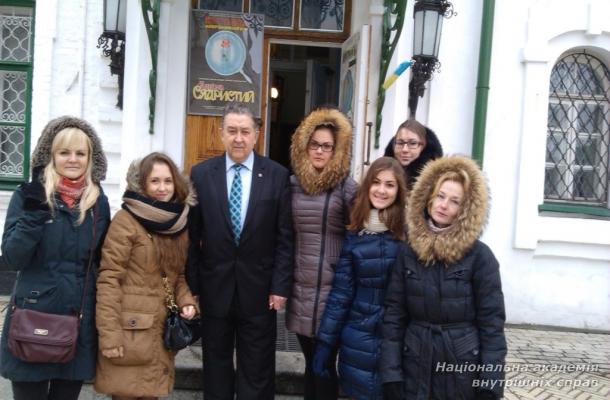 „Наче казка, яку хтось мудрий і великий оповів,  застигла над рікою. Здалека біжать хвилі Дніпра і радісно плещуть, побачивши її”