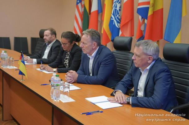 У межах міжнародної співпраці до Національної академії внутрішніх справ завітало керівництво Федерального відомства кримінальної поліції Республіки Німеччини. 