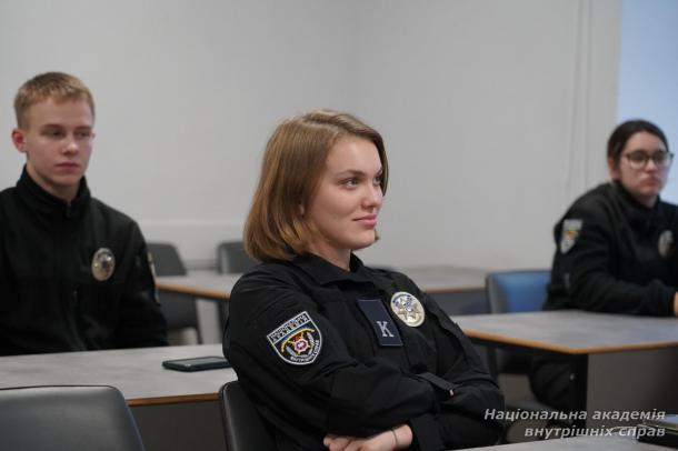 У НАВС тривають розмовні англомовні клуби У НАВС тривають розмовні англомовні клуби