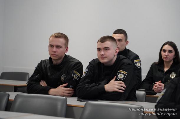 У НАВС тривають розмовні англомовні клуби У НАВС тривають розмовні англомовні клуби