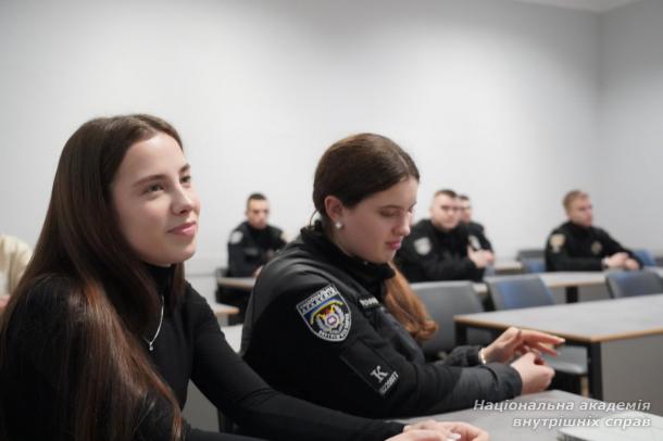 У НАВС тривають розмовні англомовні клуби У НАВС тривають розмовні англомовні клуби