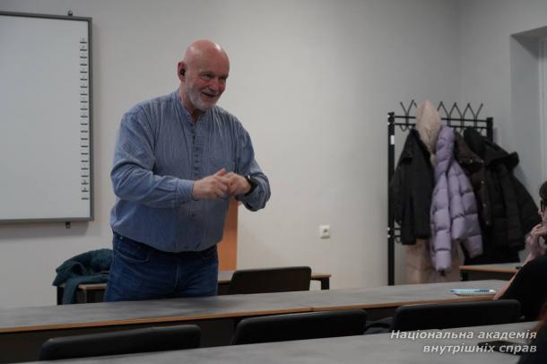 У НАВС тривають розмовні англомовні клуби У НАВС тривають розмовні англомовні клуби