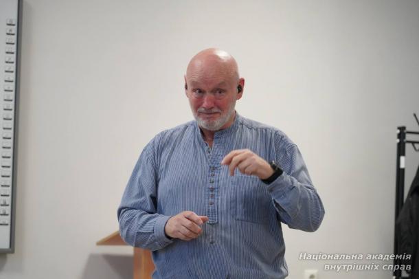 У НАВС тривають розмовні англомовні клуби У НАВС тривають розмовні англомовні клуби