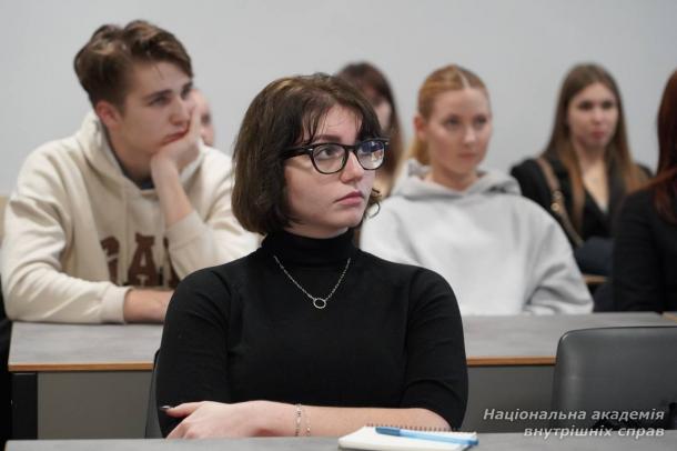 У НАВС тривають розмовні англомовні клуби У НАВС тривають розмовні англомовні клуби