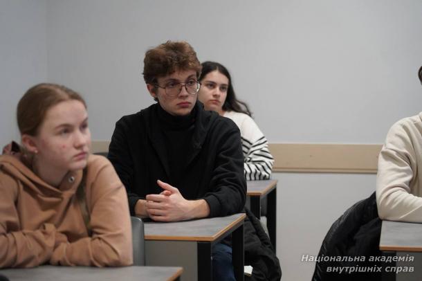 У НАВС тривають розмовні англомовні клуби У НАВС тривають розмовні англомовні клуби