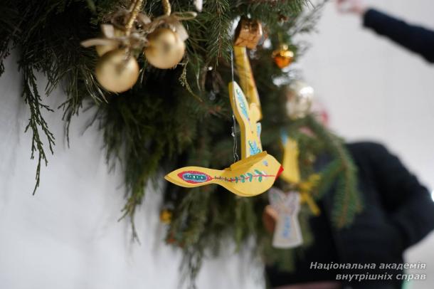 До Дня святого Миколая курсанти НАВС прикрасили святкову залу для бійців у центрі «Recovery»