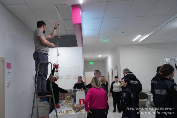До Дня святого Миколая курсанти НАВС прикрасили святкову залу для бійців у центрі «Recovery»