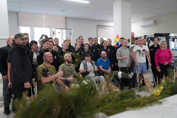 До Дня святого Миколая курсанти НАВС прикрасили святкову залу для бійців у центрі «Recovery»